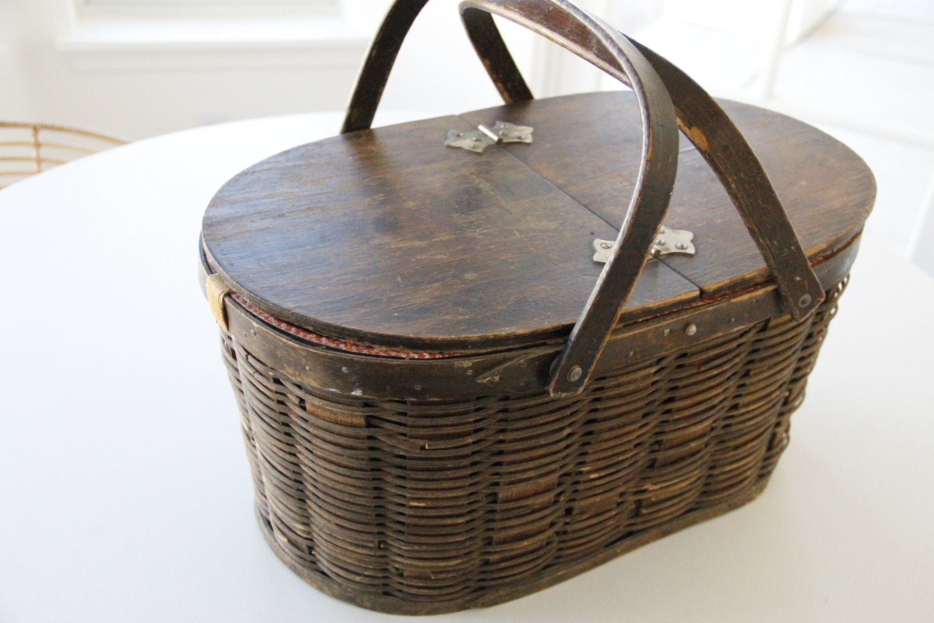 Hawkeye Picnic Basket | Antique details