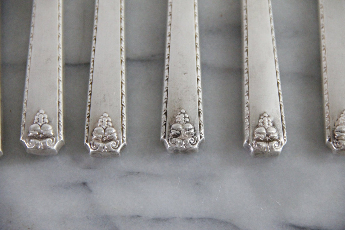 Vintage Oneida Bordeaux Dinner Knives | Silverplate Set of 6 - Debra Hall Lifestyle